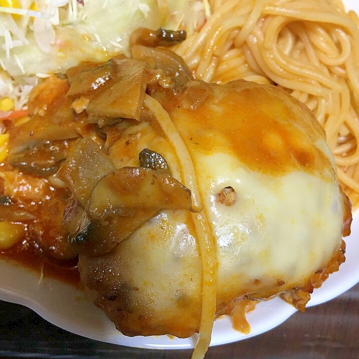 トマト缶とカレーのチーズハンバーグ